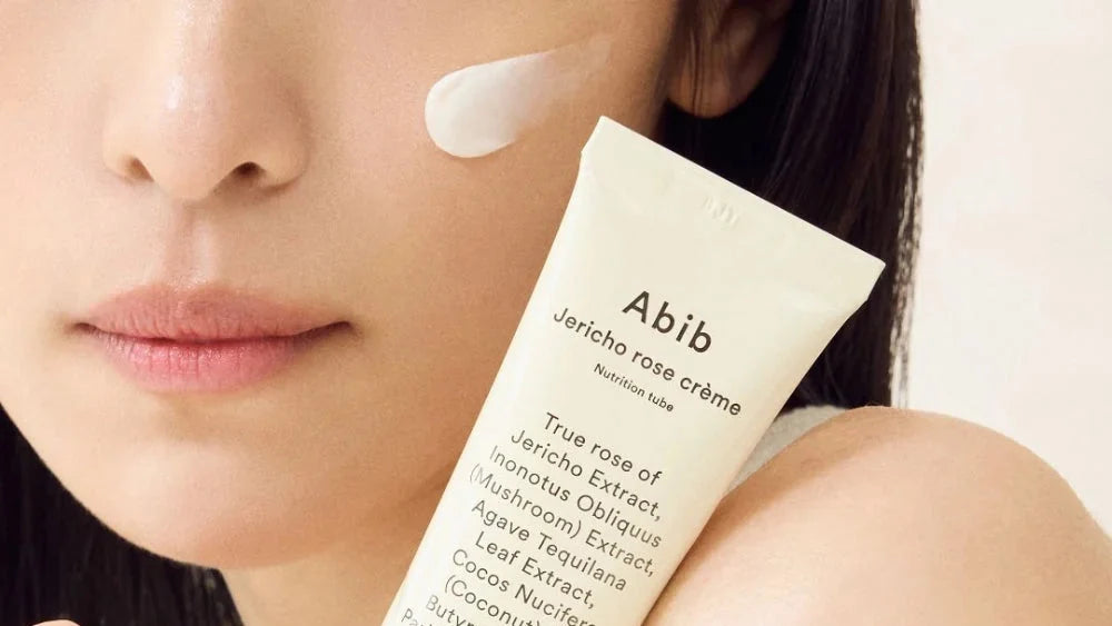 femme qui tient un tube de crème abib jericho rose crème
