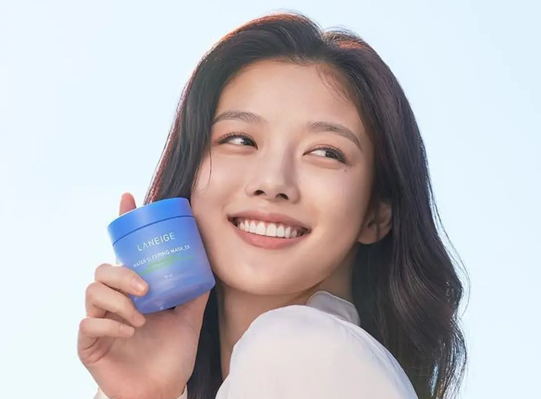 femme tenant un pot de water sleeping mask laneige