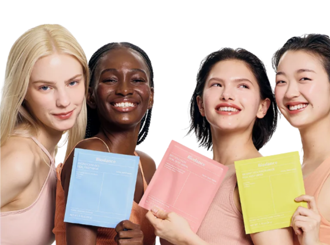 Trois jeunes femmes souriantes portant le masque de nuit en hydrogel Bio-Collagen Real Deep Mask de la marque de K-Beauty Biodance.
