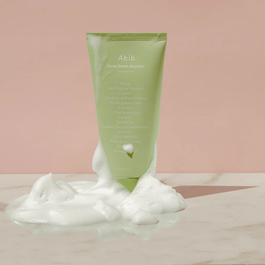 Tube de mousse nettoyante Abib Acne Foam Cleanser Heartleaf Foam, soin apaisant et anti-imperfections pour peau sensible, avec une noisette de mousse onctueuse visible