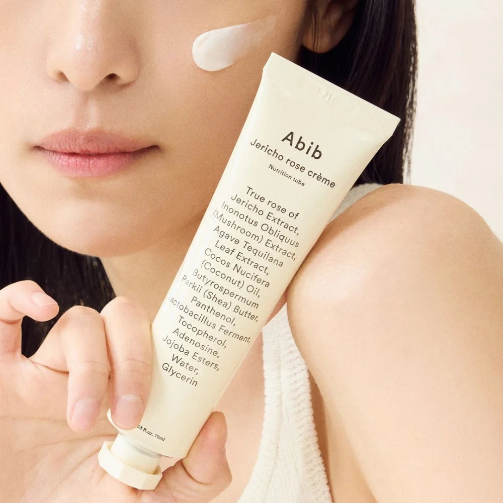 visage de femme presentant le tube de creme abib jericho rose creme