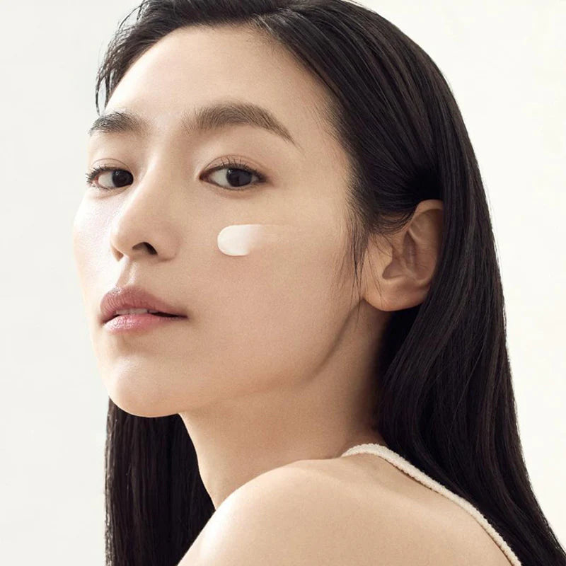 texture de la creme abib jericho rose creme sur le visage d'une femme