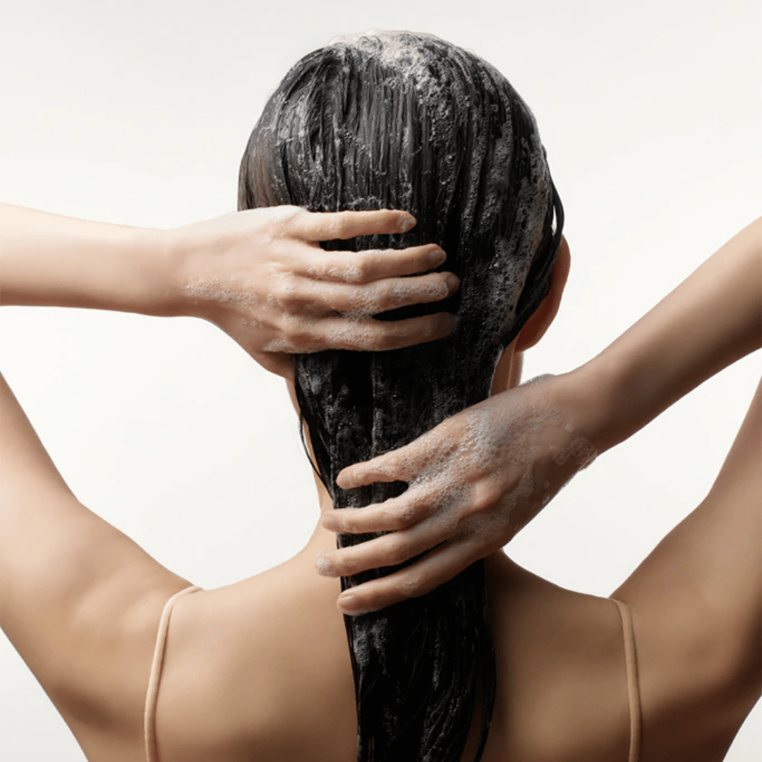 Application du shampooing apaisant Cica Peptide sur cuir chevelu humide