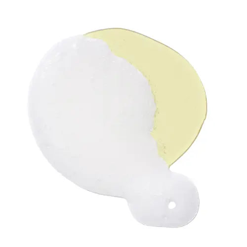 Texture gel dorée et mousse généreuse du shampooing AROMATICA Rosemary Scalp Scaling Shampoo.