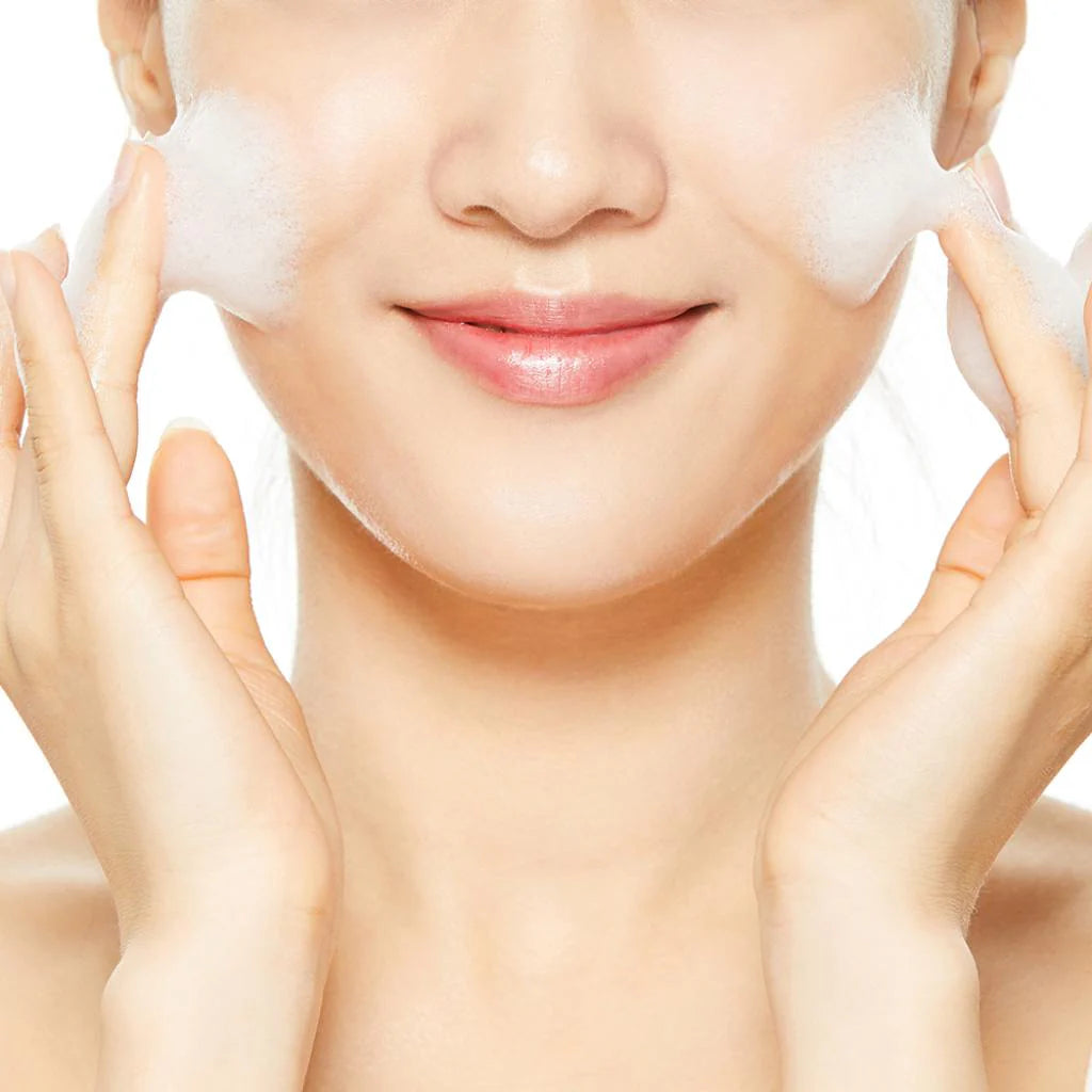 Mousse fine du gel nettoyant visage COSRX au contact de l'eau