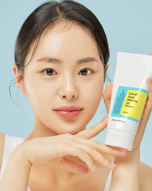 Format 150ml du gel nettoyant doux COSRX tenu en main