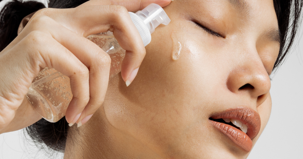 Hydratation cutanée : femme utilise un spray facial sur le visage après un masque coréen en tissu, peau lumineuse et soyeuse. comment utiliser un masque coréen intégré.