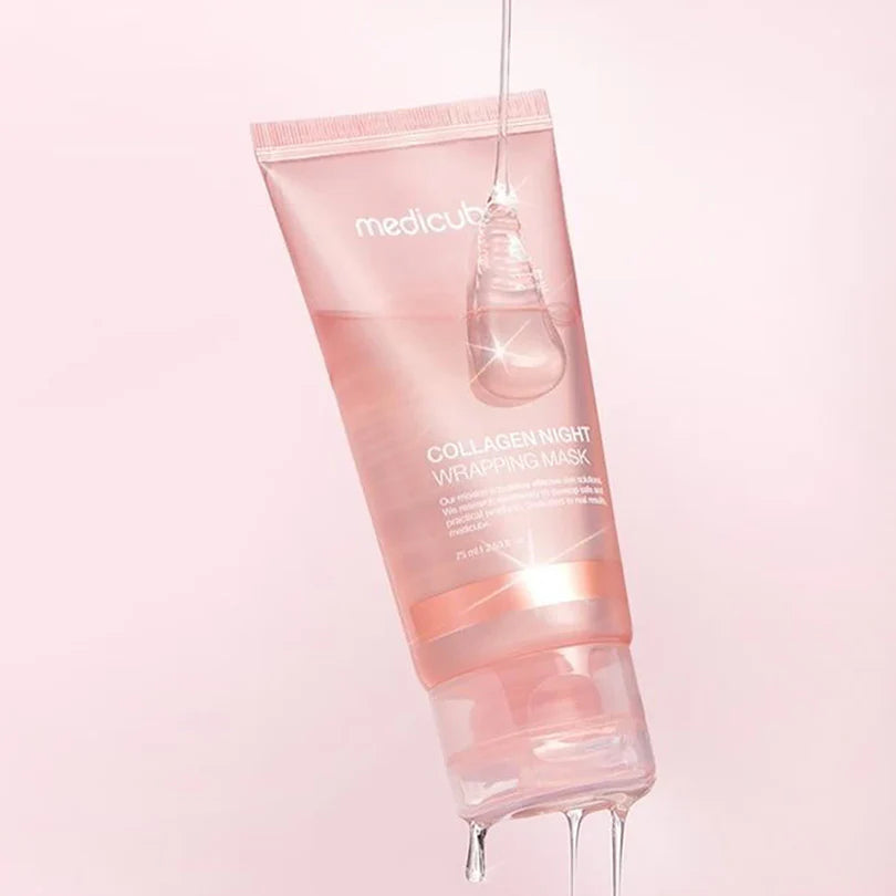Flacon du masque de nuit Collagen Night Wrapping Peel Off Mask de Medicube sur fond blanc avec la texture qui sort du tube