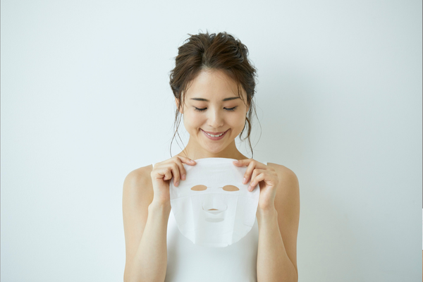 femme qui tient un masque