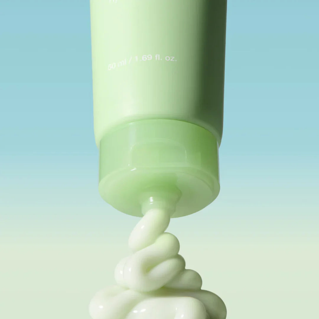 Zoom sur la texture crème fine, blanche et veloutée du soin coréen Medicube Exosome Cica Cream.