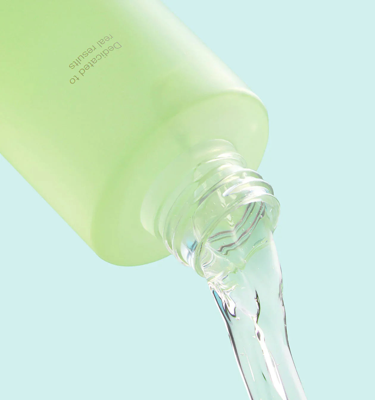 Zoom sur la texture aqueuse, fluide et transparente du toner coréen aux exosomes de Cica Medicube