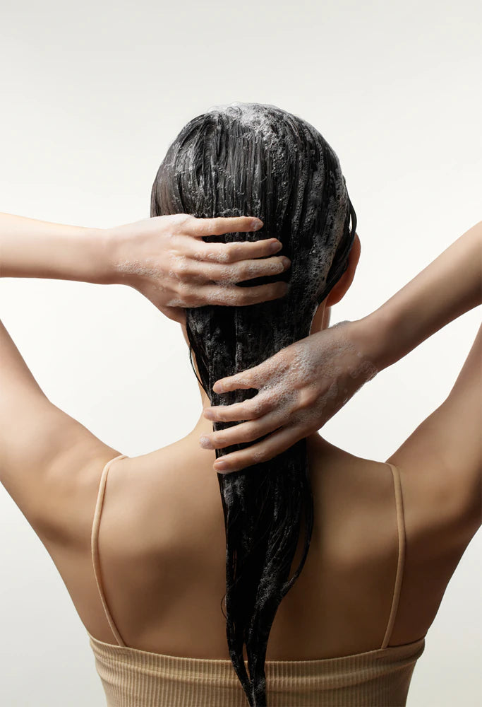 femme se lavant les cheveux